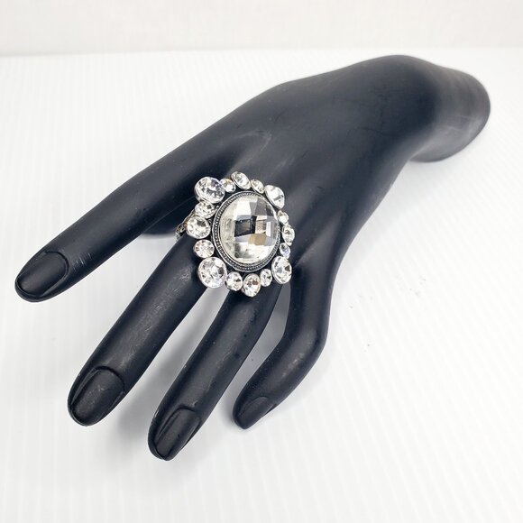 Oval Crystal Rhinestone Silver Halo Stretch Ring. - Picture 1 of 7